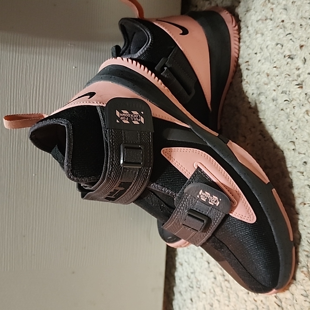 Youth/Women 6.5Y/8.5 Pink Nike